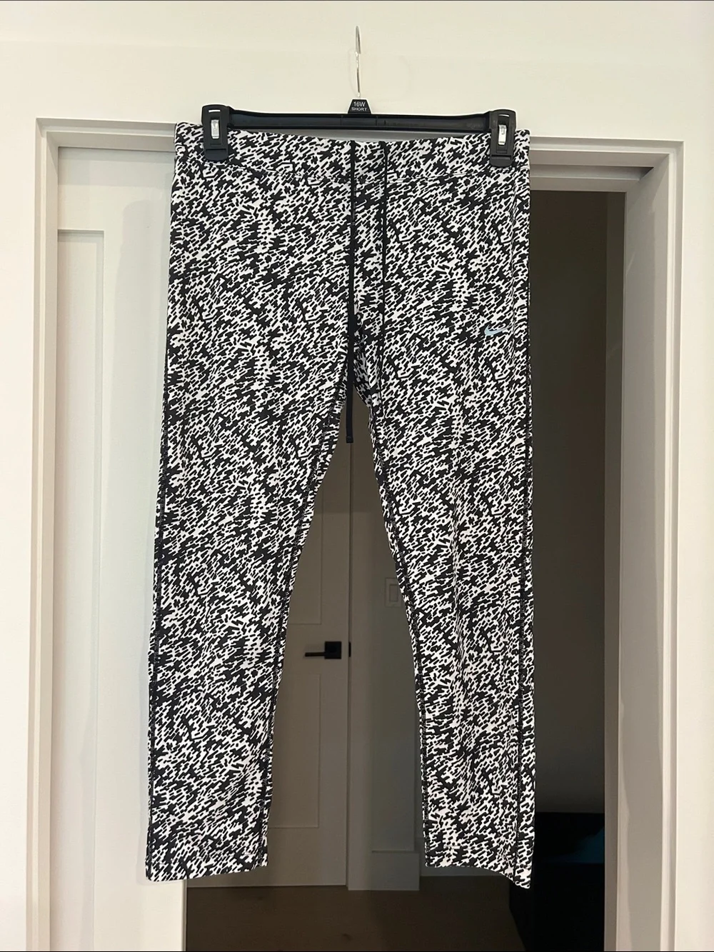 Nike Pronto Essential Running Crop Leggings in Black & White Print | Size Large